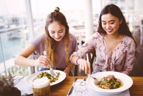 Медленное жевание: как простой ритуал укрепит женское здоровье