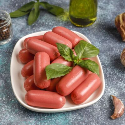 Секрет вкусных сосисок: добавьте это в воду при варке