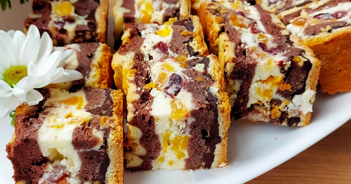 Праздничный сырник: пышный, с сочной начинкой и сухофруктами – идеальный рецепт