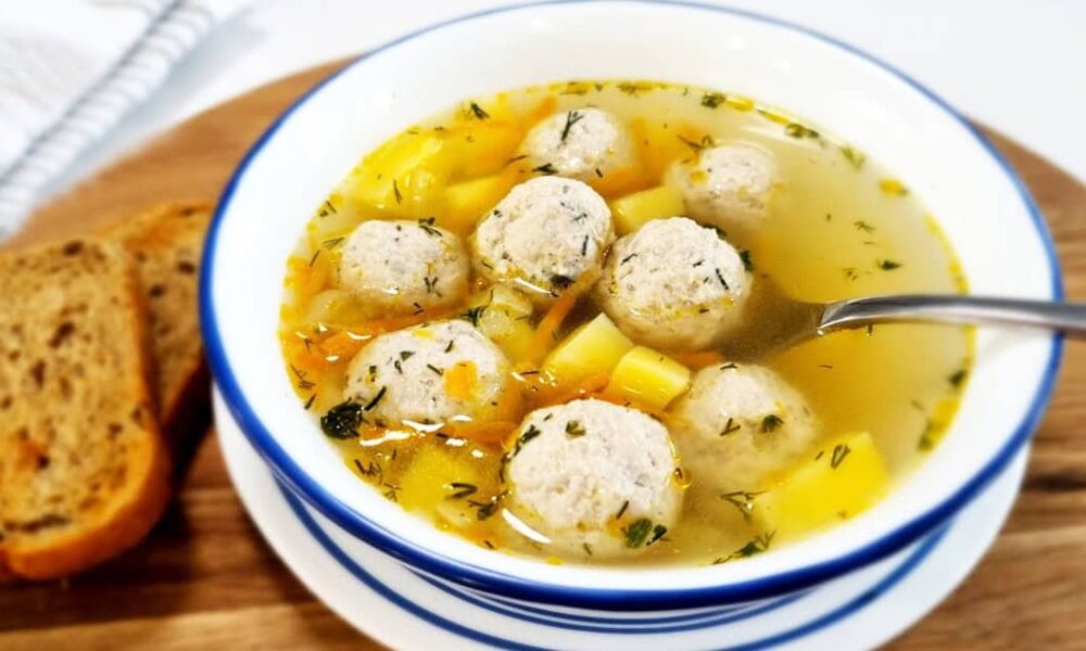Любимый семейный суп: простой рецепт вкусного бульона с фрикадельками