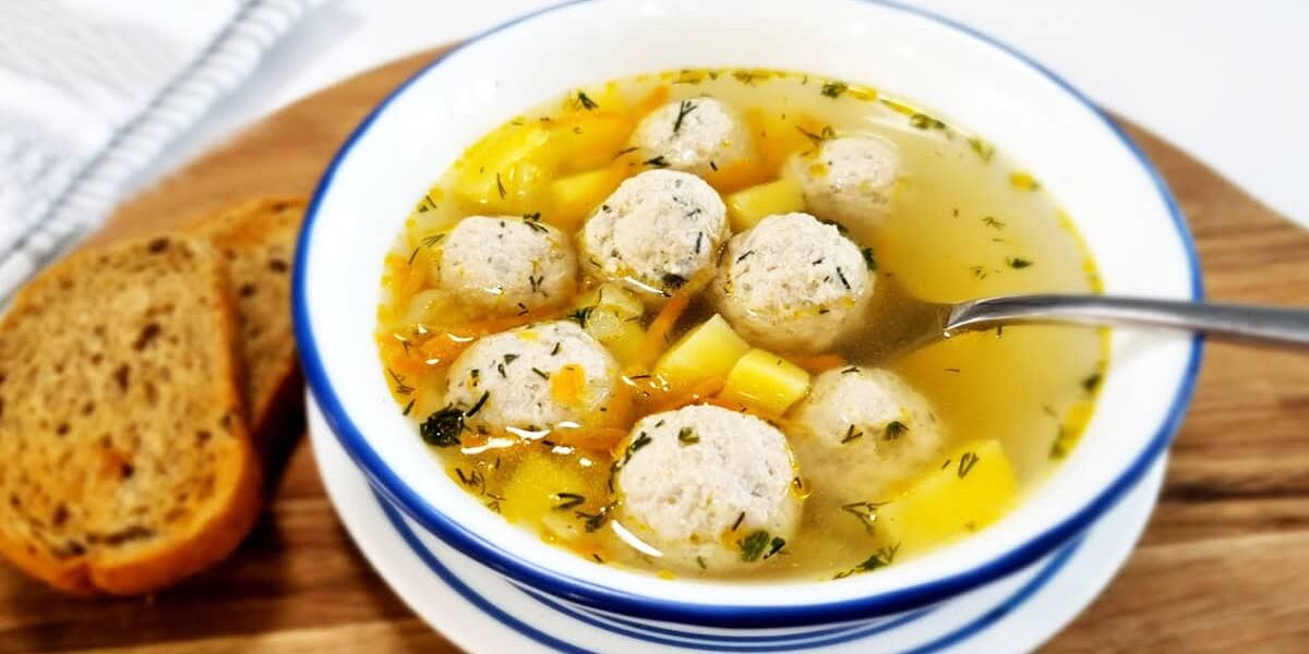 Любимый семейный суп: простой рецепт вкусного бульона с фрикадельками