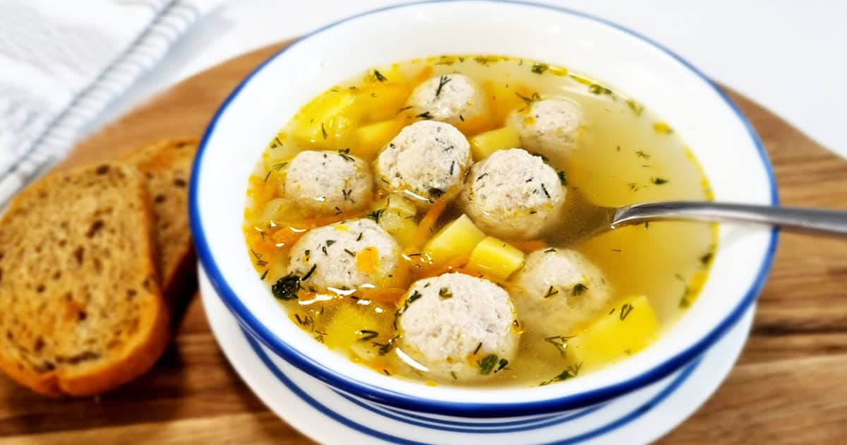 Любимый семейный суп: простой рецепт вкусного бульона с фрикадельками