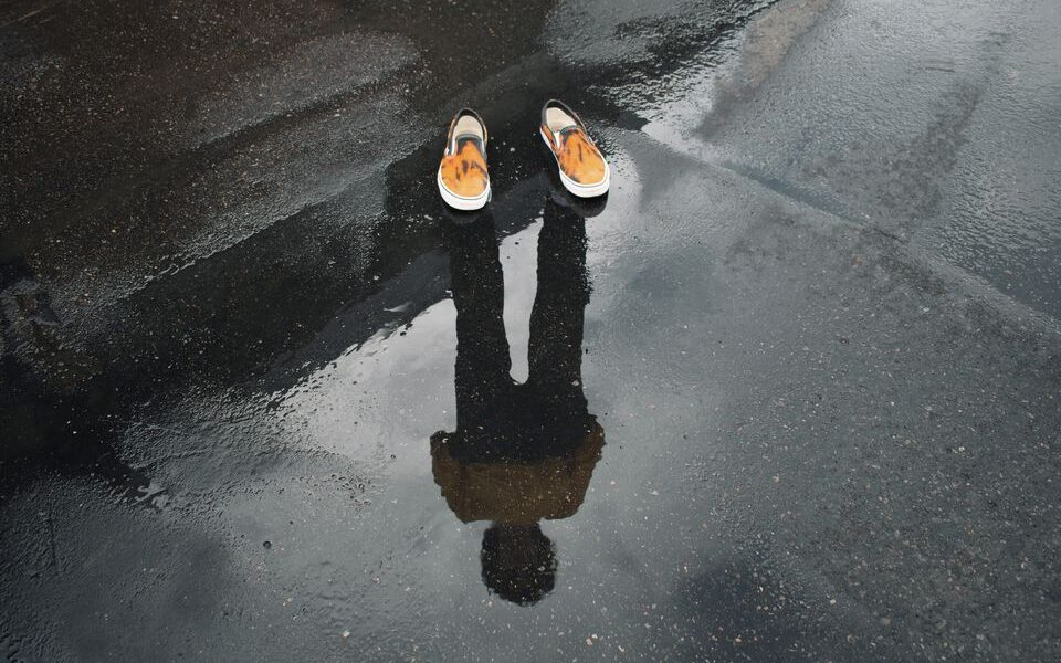 Лайфхак: как защитить обувь от дождя и сохранить ее в идеальном состоянии