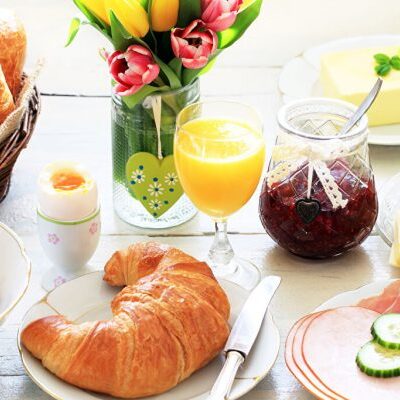 Завтрак для бодрости и здоровья: продукты, которые снижают сонливость и нормализуют сахар в крови