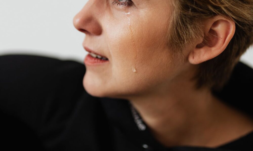 Как скрыть следы слез: секреты красоты для безупречного вида