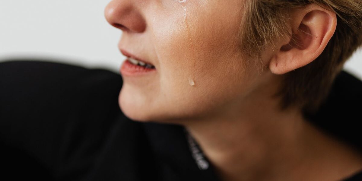 Как скрыть следы слез: секреты красоты для безупречного вида