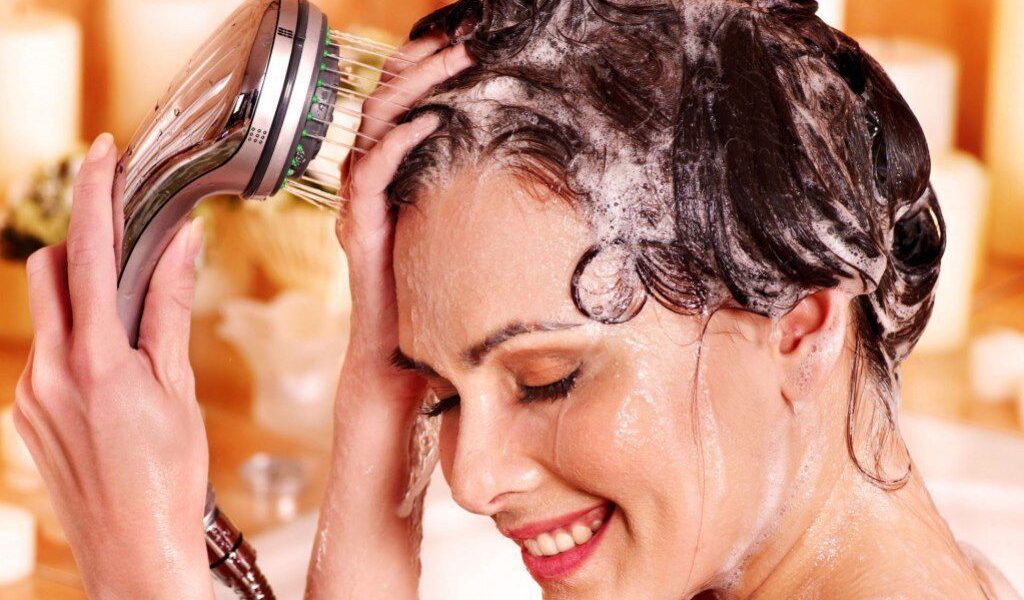 Секреты идеального мытья головы: 7 ключевых правил для красоты ваших волос