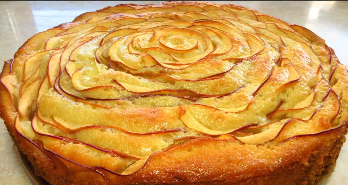 Шарлотка-Роза: Превращаем обычное яблочное пирог в кулинарный шедевр