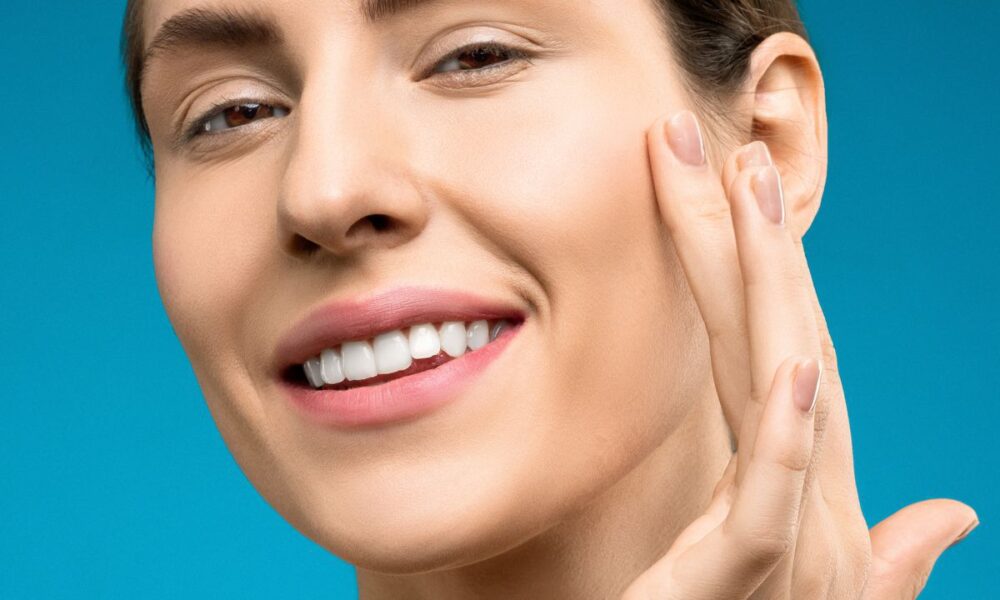 Секреты сияющей кожи: как массаж лица преображает внешность звезд