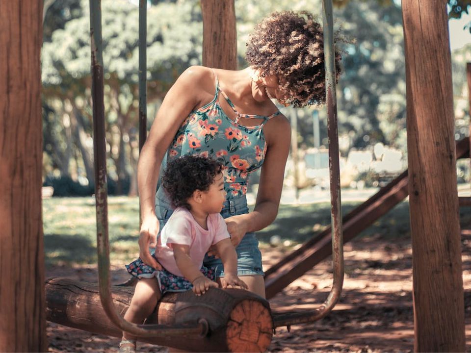 Имена мам, чьи дети становятся гениями: психология воспитания