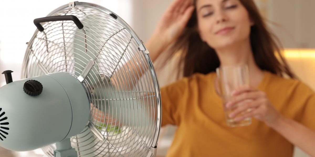 Летняя прохлада на даче: как правильно использовать вентилятор для настоящего охлаждения, а не просто движения воздуха