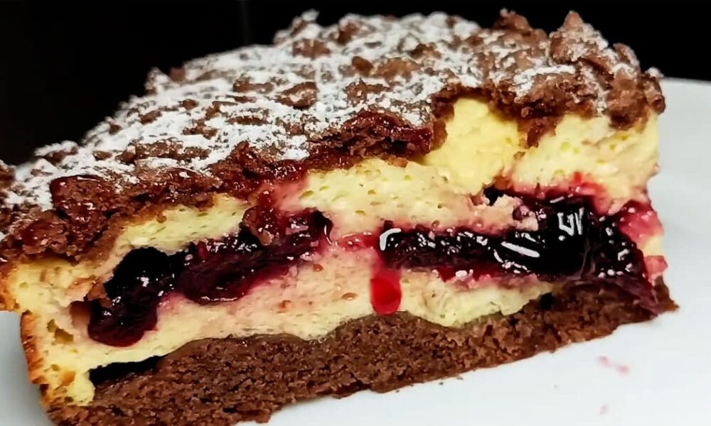 Нежная вишневая выпечка в сырной корочке: проще и вкуснее королевской ватрушки!