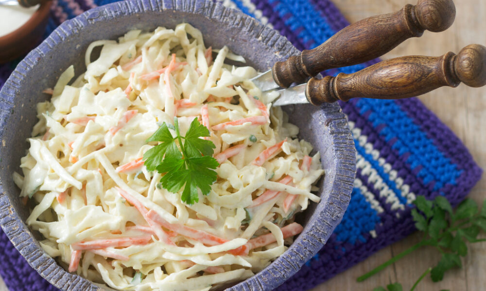 Сочный капустный салат с идеальной заправкой: простой рецепт любимого коул слоу