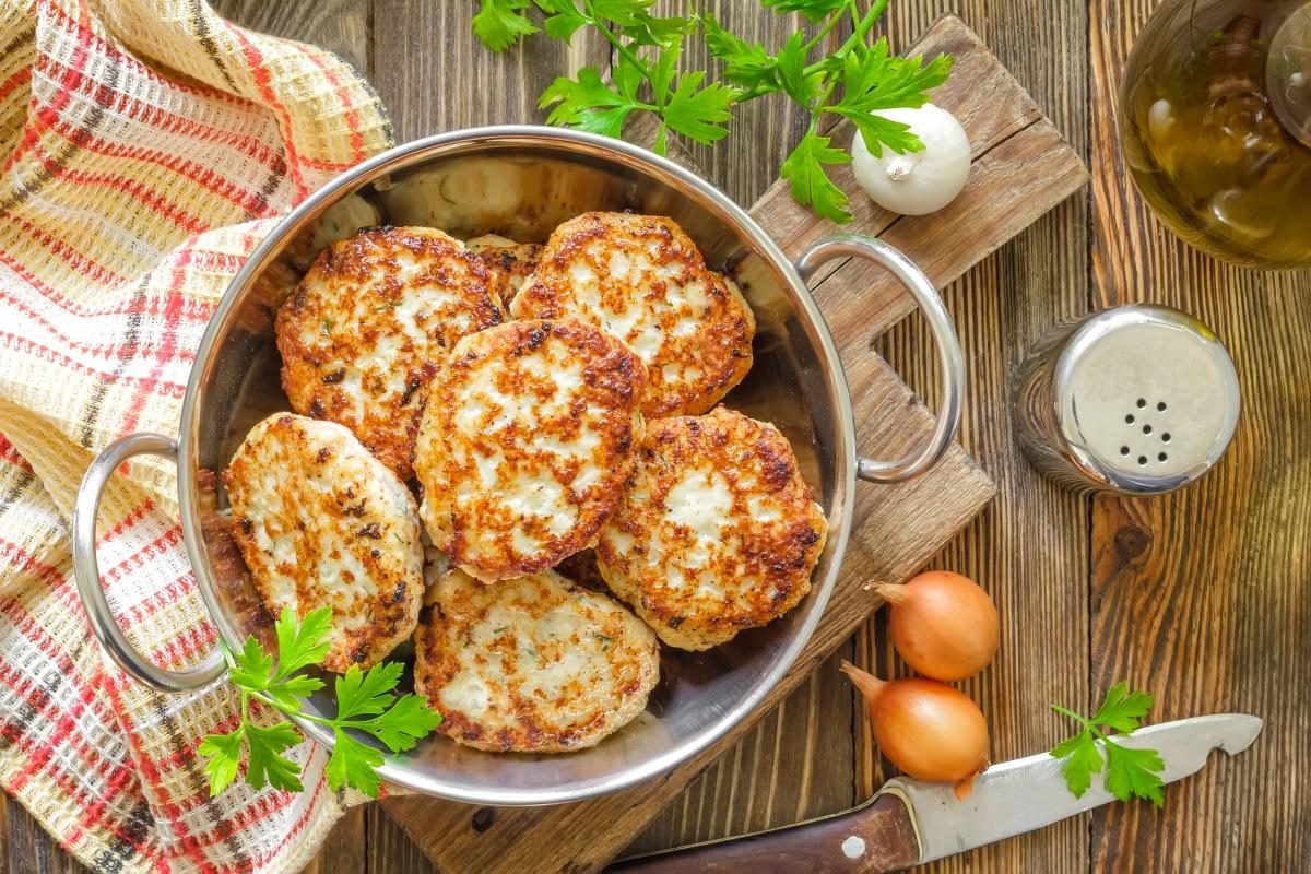 Сочные куриные котлеты: 5 секретов идеального вкуса и простой рецепт