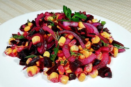 Легкий и вкусный салат из свеклы и кукурузы: простой рецепт для вашего стола