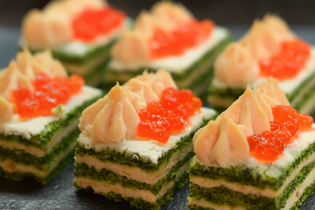 Необычные закуски на Новый год: пирожные с рыбой и шпинатом