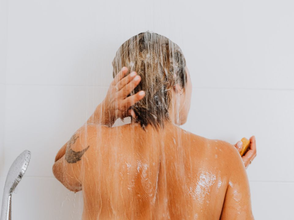 Мытье головы вниз головой: миф или реальность для здоровья волос и кожи головы