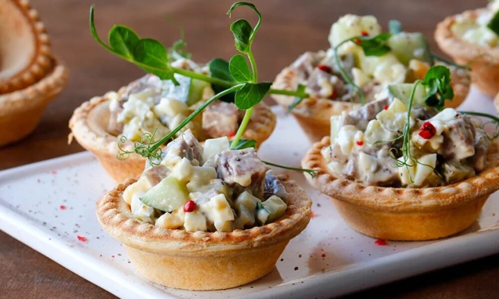 Новогодние салаты в тарталетках: 3 вкуснейших рецепта для праздничного стола