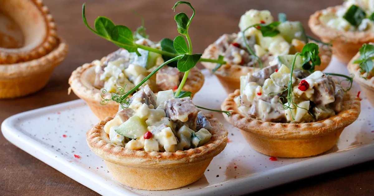 Новогодние салаты в тарталетках: 3 вкуснейших рецепта для праздничного стола