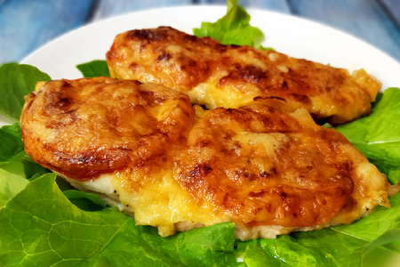 Куриные отбивные с помидорами и сыром: простой и вкусный рецепт