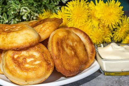 Легкие и пышные оладьи на кефире без дрожжей: простой рецепт для вашей кухни