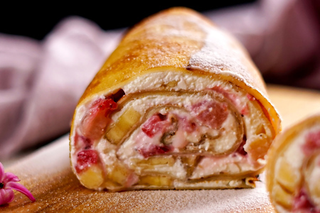 Фруктовый блинный рулет: легкий и вкусный рецепт для всей семьи