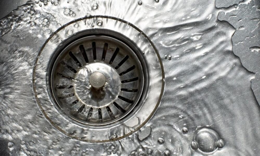 Что нельзя смывать в раковину: полный список для вашего сада и дома