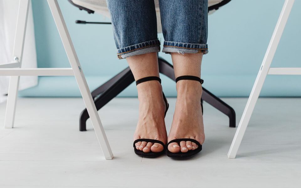 Почему открытая обувь на педикюре — плохая идея, даже летом