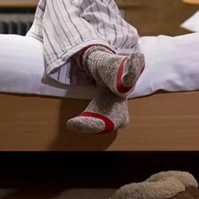 Кому вредно спать в теплых носках: мнение врача