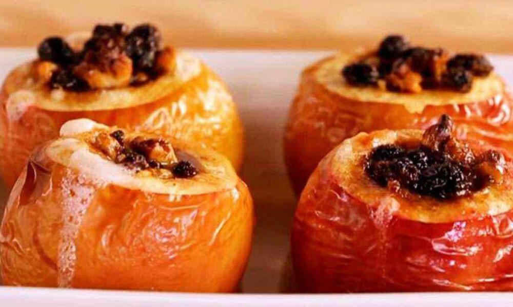 Запеченные яблоки в духовке: простые рецепты с сыром, медом и корицей для уютного дома