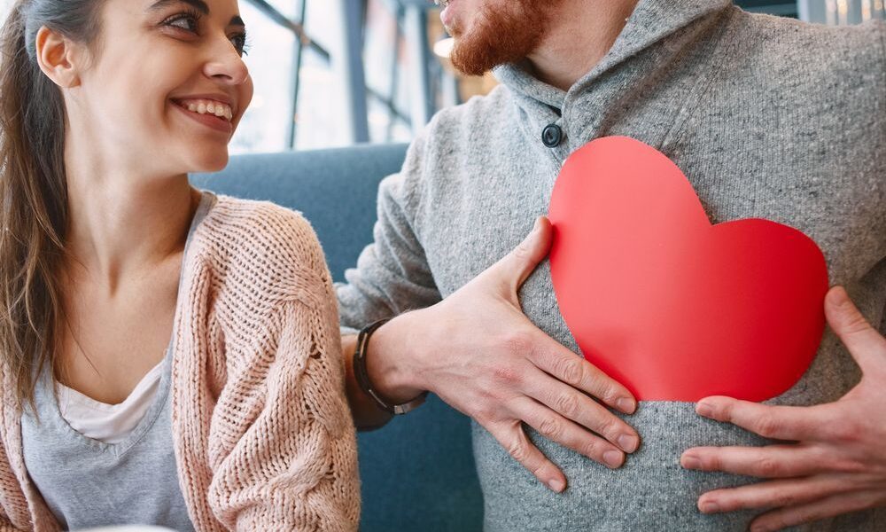 Как понять, что вы нравитесь мужчине: язык тела и признаки влюбленности