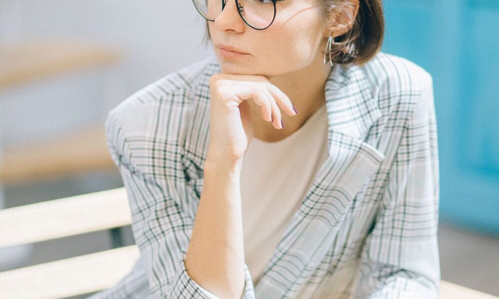 Почему мы подпираем подбородок рукой: психологические причины и народные приметы