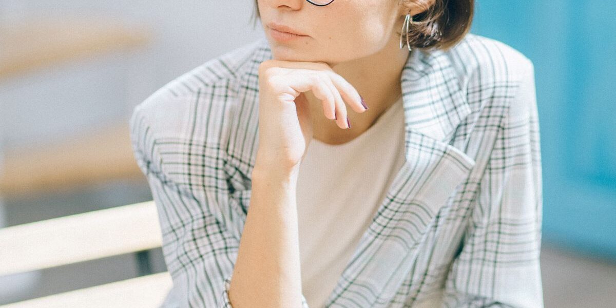 Почему мы подпираем подбородок рукой: психологические причины и народные приметы