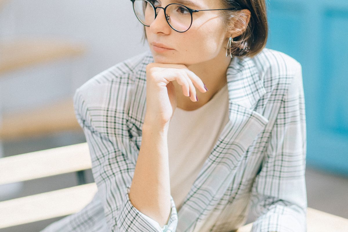 Почему мы подпираем подбородок рукой: психологические причины и народные приметы