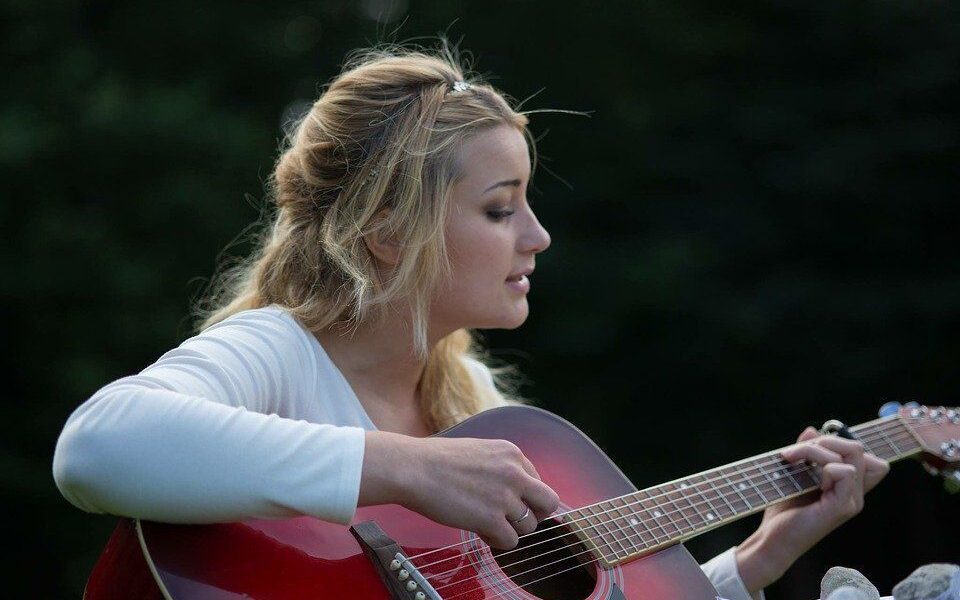 Почему во время самоизоляции мы чаще поем: психологические причины