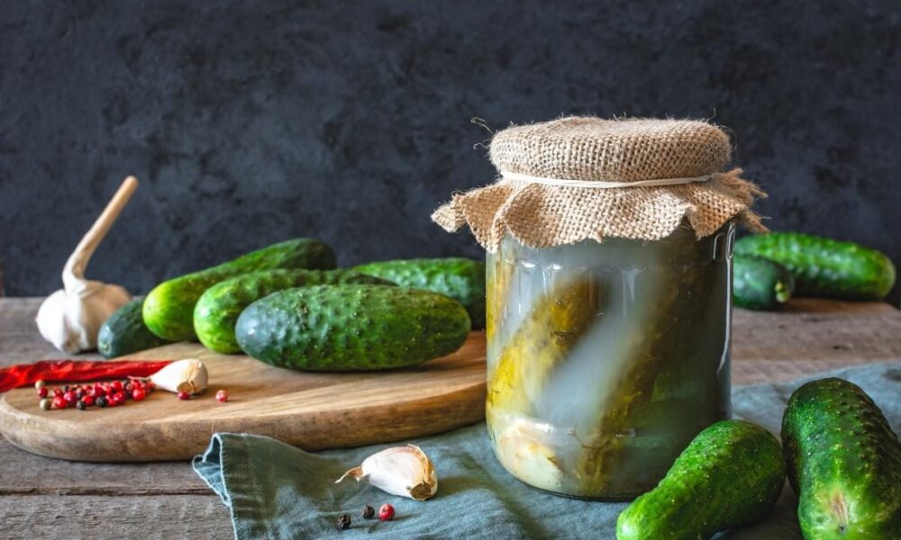 Спасаем маринованные огурцы: как убрать лишнюю соль и вернуть им вкус