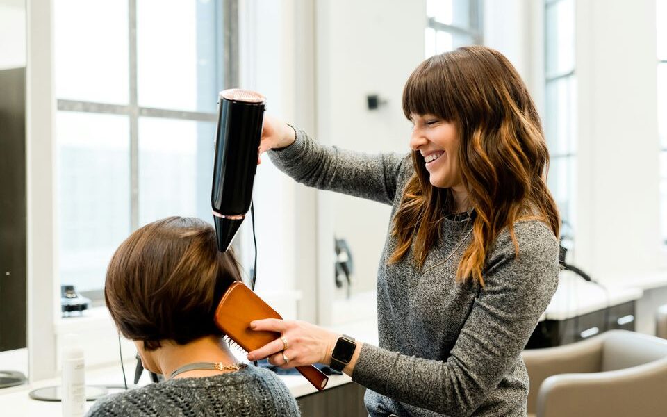 7 фраз, которые испортят вашу стрижку: чего никогда не стоит говорить в салоне красоты