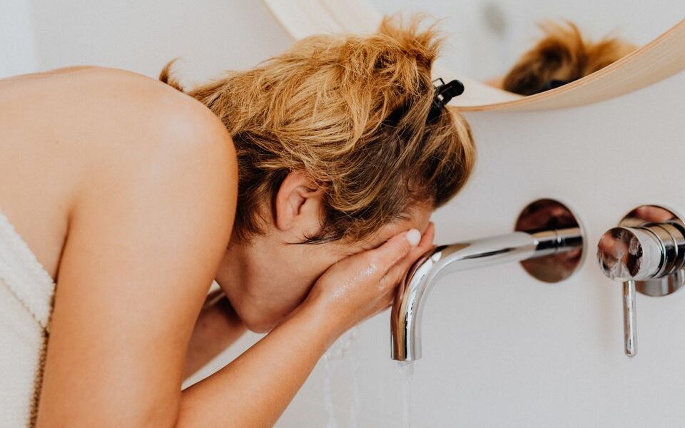 Как умываться, чтобы не состарить кожу раньше времени: секреты звезд