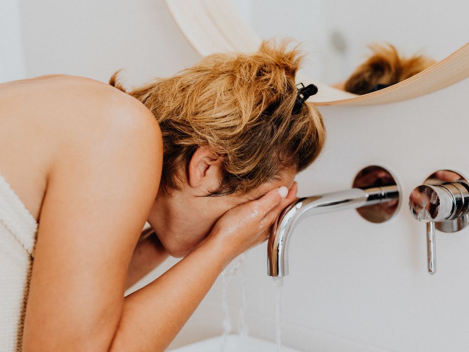 Как умываться, чтобы не состарить кожу раньше времени: секреты звезд