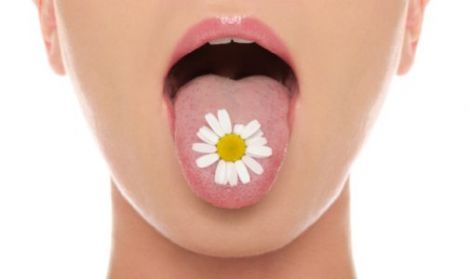 Почему язык желтеет: причины и что делать