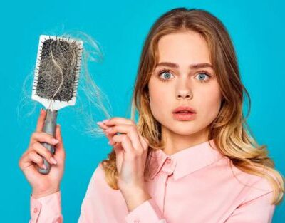 Почему выпадают волосы у женщин: причины и решения