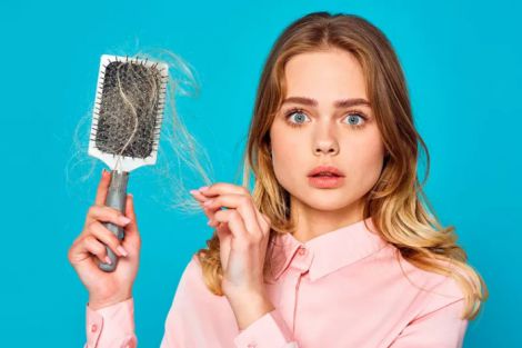 Почему выпадают волосы у женщин: причины и решения