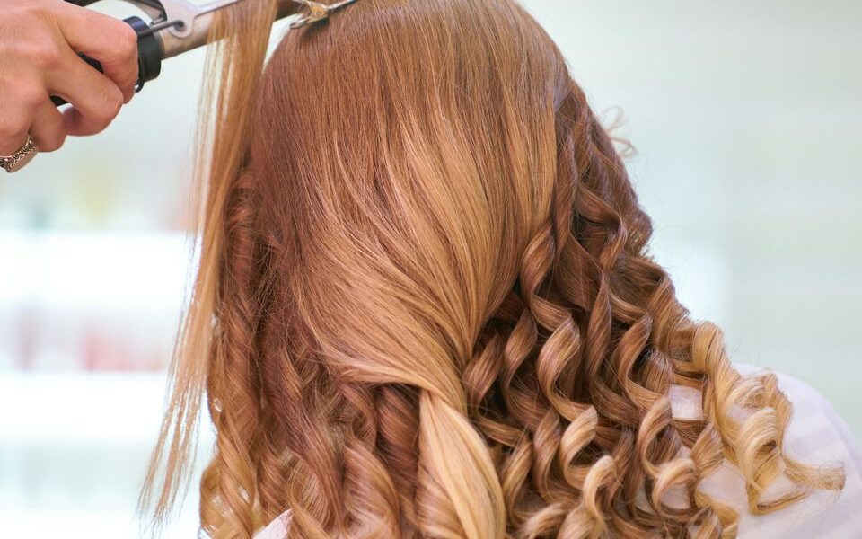 Плойка и утюжок для волос: безопасное использование для блондинок и не только
