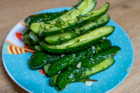 Секреты быстрых малосольных огурцов: хрустящая закуска за полчаса