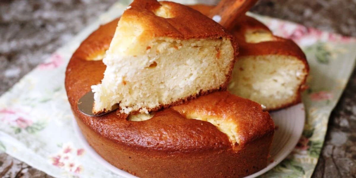 Быстрый пирог на кефире и твороге: 5 минут на подготовку, без миксера