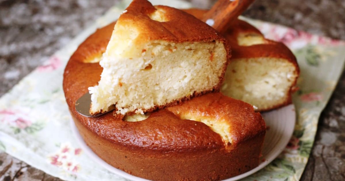 Быстрый пирог на кефире и твороге: 5 минут на подготовку, без миксера