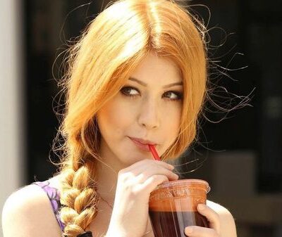 Невинная ежедневная привычка: как она ускоряет появление морщин и что с этим делать