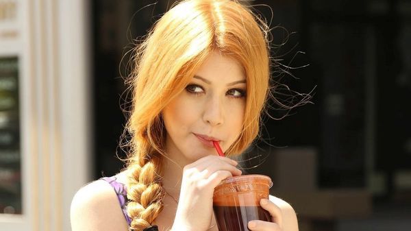 Невинная ежедневная привычка: как она ускоряет появление морщин и что с этим делать