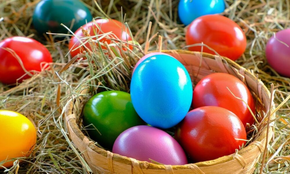 Красим коричневые яйца на Пасху: секреты стойкой краски