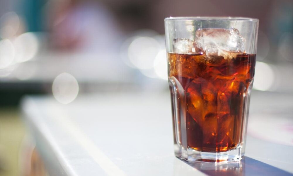 Кока-кола в хозяйстве: 7 удивительных лайфхаков для дома и сада